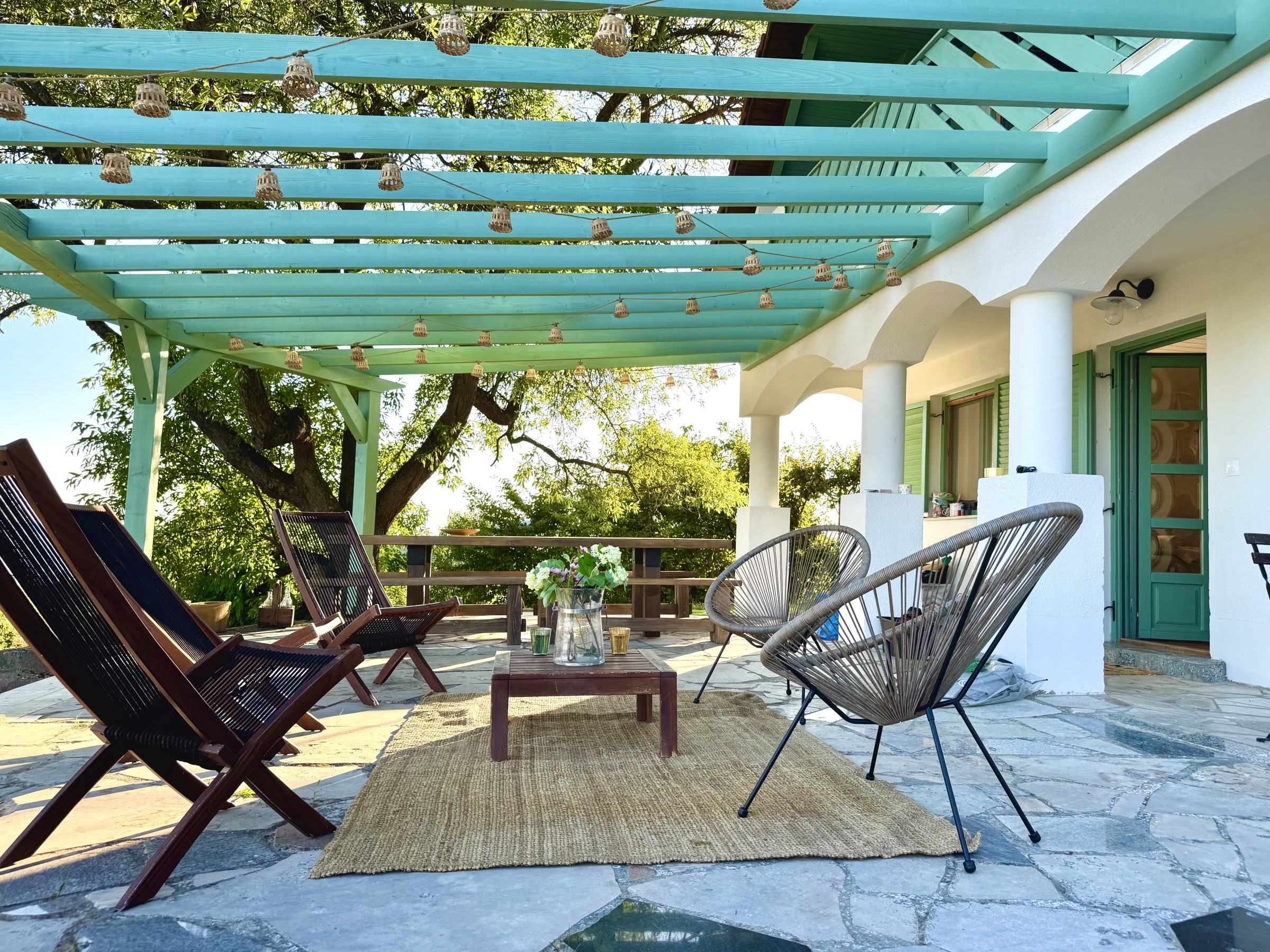 Fotelek a pergola alatt
