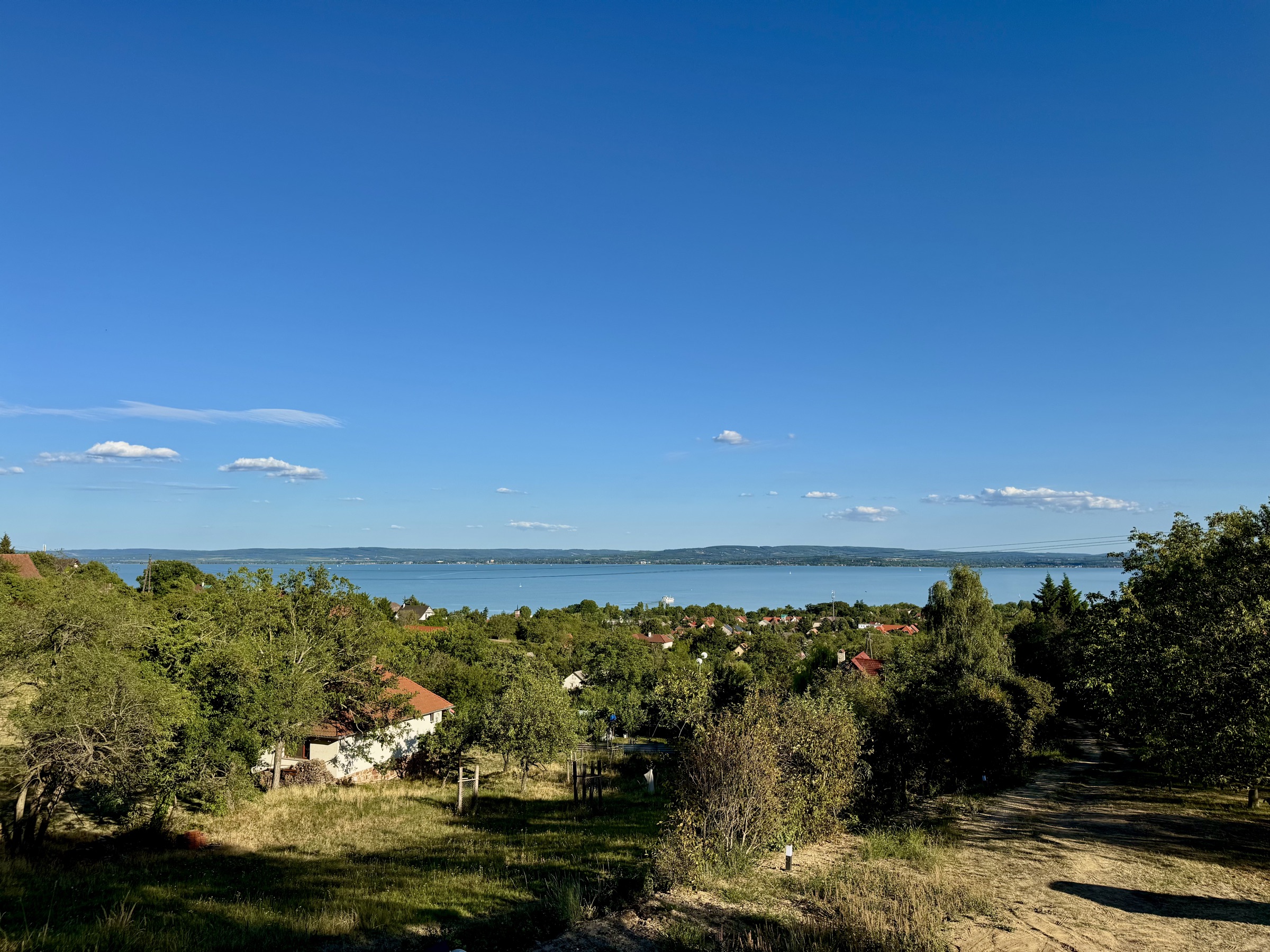 A Balaton, Badacsony és a Tanúhegyek a ház kertjéből